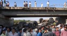 <font style='color:#000000'>21 of marriage party killed in India road accident</font>