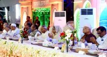 <font style='color:#000000'>PM hosts ifter for professionals</font>