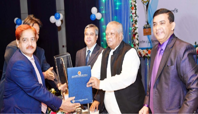 মঙ্গলবার ঢাকায় শিল্পমন্ত্রী আমির হোসেন আমু বিয়াম ফাউন্ডেশন মিলনায়তনে বিভিন্ন শিল্প প্রতিষ্ঠানকে ন্যাশনাল প্রোডাক্টিভিট অ্যান্ড কোয়ালিটি এক্সিলেন্স অ্যাওয়ার্ড-২০১৭ প্রদান করেন-পিআইডি