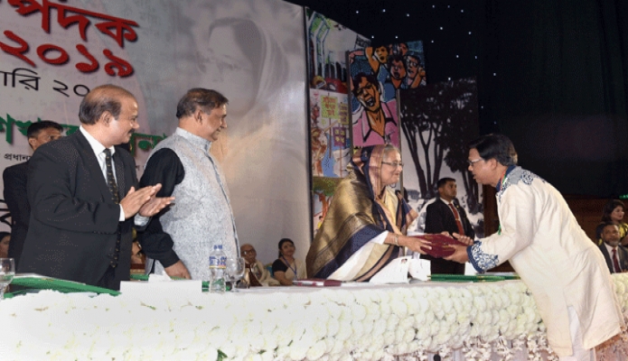 বুধবার ঢাকায় প্রধানমন্ত্রী শেখ হাসিনা বঙ্গবন্ধু আন্তর্জাতিক সম্মেলন কেন্দ্রে নিজ নিজ ক্ষেত্রে কৃতিত্বপূর্ণ অবদানের জন্য ২১ জন ব্যক্তিকে একুশে পদক ২০১৯ প্রদান করেন -পিআইডি