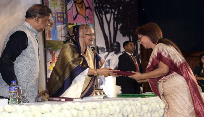 বুধবার ঢাকায় প্রধানমন্ত্রী শেখ হাসিনা বঙ্গবন্ধু আন্তর্জাতিক সম্মেলন কেন্দ্রে নিজ নিজ ক্ষেত্রে কৃতিত্বপূর্ণ অবদানের জন্য ২১ জন ব্যক্তিকে একুশে পদক ২০১৯ প্রদান করেন -পিআইডি
