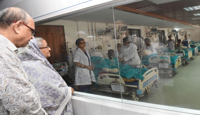 শনিবার প্রধানমন্ত্রী শেখ হাসিনা ঢাকা মেডিকেল কলেজের বার্ণ ইউনিটে চকবাজারে ভয়াবহ অগ্নিকাণ্ডে আহত রোগীদের দেখতে যান ও তাদের চিকিৎসার খোঁজ খবর নেন -পিআইডি