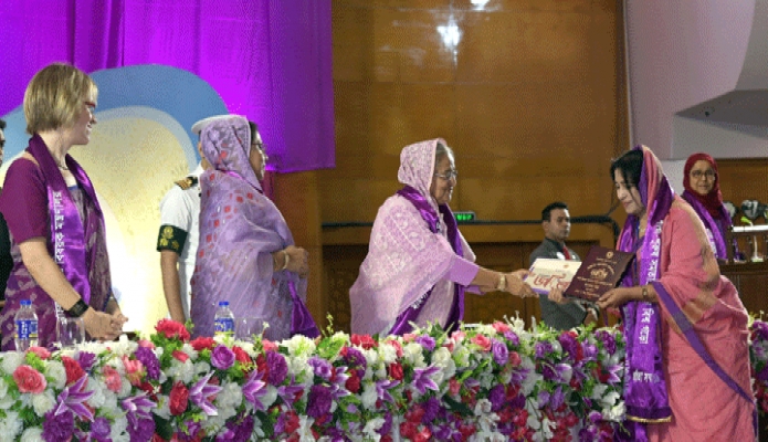 শনিবার প্রধানমন্ত্রী শেখ হাসিনা ঢাকায় বঙ্গবন্ধু আন্তর্জাতিক সম্মেলন কেন্দ্রে  আন্তর্জাতিক নারী দিবস উপলক্ষে আয়োজিত অনুষ্ঠানে বিভিন্ন বিষয়ে সাফল্য অর্জনকারী নারীদেরকে জয়িতা পুরস্কার প্রদান করেন -পিআইডি