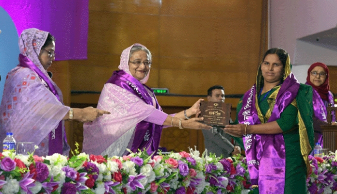 শনিবার প্রধানমন্ত্রী শেখ হাসিনা ঢাকায় বঙ্গবন্ধু আন্তর্জাতিক সম্মেলন কেন্দ্রে  আন্তর্জাতিক নারী দিবস উপলক্ষে আয়োজিত অনুষ্ঠানে বিভিন্ন বিষয়ে সাফল্য অর্জনকারী নারীদেরকে জয়িতা পুরস্কার প্রদান করেন -পিআইডি