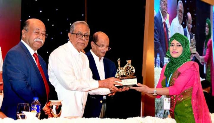 শনিবার রাষ্ট্রপতি মোঃ আবদুল হামিদ ঢাকায় হোটেল ইন্টারকন্টিনেন্টালে রাষ্ট্রপতির শিল্প উন্নয়ন পুরস্কার ২০১৭ এর পুরস্কার বিতরণী অনুষ্ঠানে পুরস্কারপ্রাপ্তদের ক্রেস্ট প্রদান করেন -পিআইডি