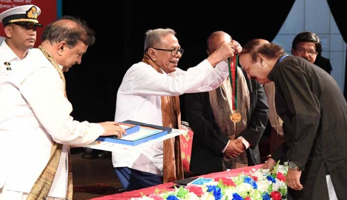 বৃহস্পতিবার রাষ্ট্রপতি মোঃ আবদুল হামিদ ঢাকায় বাংলাদেশ শিল্পকলা একাডেমি মিলনায়তনে ‘শিল্পকলা পদক-২০১৮’ প্রদান করেন -পিআইডি
