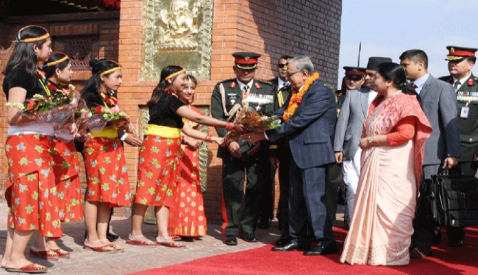 মঙ্গলবার রাষ্ট্রপতি মোঃ আবদুল হামিদ কাঠমান্ডু ত্রিভূবন আন্তর্জাতিক বিমানবন্দরে পৌঁছলে শিশুরা তাঁকে ফুলের তোড়া উপহার দেন -পিআইডি