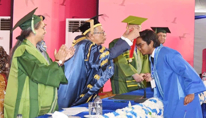 শনিবার রাষ্ট্রপতি মোঃ আবদুল হামিদ ঢাকায় বাংলাদেশ আর্মি স্টেডিয়ামে ব্র্যাক বিশ্ববিদ্যালয়ের ১৩তম সমাবর্তন অনুষ্ঠানে মেধাবী শিক্ষার্থীদেরকে ‘চ্যান্সের্লস গোল্ড মেডেল’ প্রদান করেন -পিআইডি