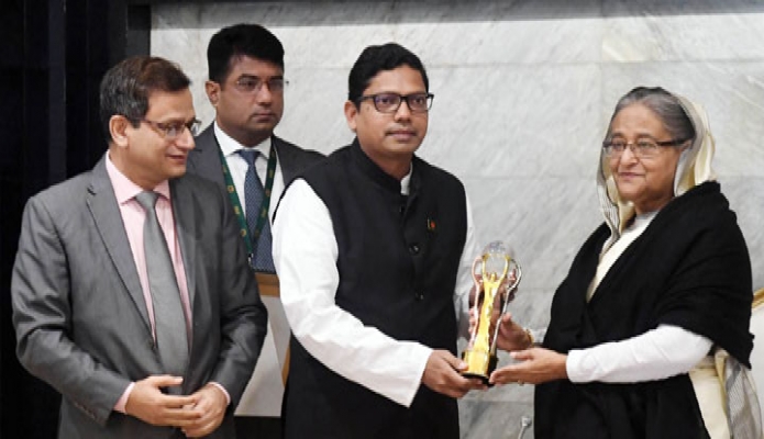 সোমবার প্রধানমন্ত্রী শেখ হাসিনার নিকাট ঢাকায় তাঁর কার্যালয়ে ভিয়েতনাম ও মালয়েশিয়ায় প্রাপ্ত Asia Pacific ICT Alliance Award-2019  এবং ASOCIT ICT Education Award -2019 হস্তান্তর করেন -পিআইডি