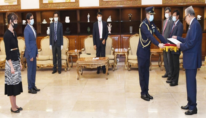 বুধবার রাষ্ট্রপতি মোঃ আবদুল হামিদের কাছে বঙ্গভবনে সুইডেনের রাষ্ট্রদূত ‘Alexandra BERG VON LINDE’ পরিচয়পত্র পেশ করেন -পিআইডি