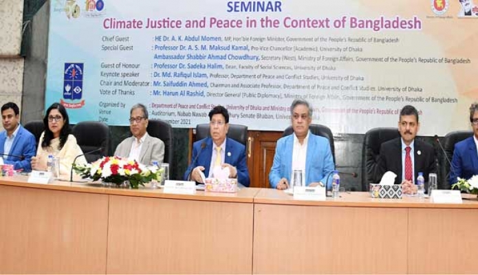 বৃহস্পতিবার পররাষ্ট্রমন্ত্রী ড. এ কে আব্দুল মোমেন ঢাকা বিশ্ববিদ্যালয়ের নবাব নওয়াব আলী চৌধুরী সিনেট ভবনে Climate Justice and Peace in the Context of Bangladesh ! শীর্ষক সেমিনারে প্রধান অতিথির বক্তৃতা করেন -পিআইডি