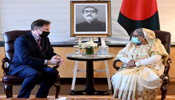 বুধবার প্রধানমন্ত্রী শেখ হাসিনার সাথে নিউইয়র্কে লোটে নিউইয়র্ক প্যালেসের দ্বিপাক্ষিক কক্ষে Global Affairs Meta  এর প্রেসিডেন্ট  Niek Clegg সাক্ষাৎ করেন -পিআইডি