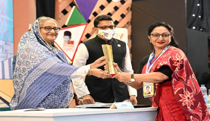 সোমবার প্রধানমন্ত্রী শেখ হাসিনা বঙ্গবন্ধু আন্তর্জাতিক সম্মেলন কেন্দ্রে ‘ডিজিটাল বাংলাদেশ দিবস-২০২২’ এবং ডিজিটাল বাংলাদেশ পুরস্কার প্রদান করেন করেন -পিআইডি